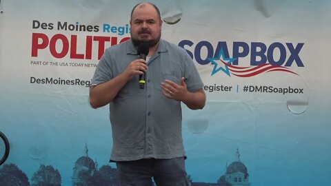 Ryan Melton speaks at the Des Moines Register Political Soapbox during the Iowa State Fair：/04