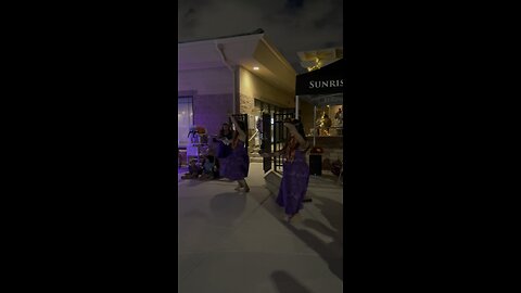 HAWAIIAN DANCE AT LUAU