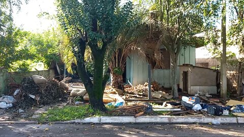 Duas casas abandonadas no mesmo pátio em Estância Velha Canoas/RS