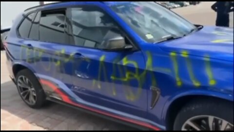 Ukrainian migrants in Latvia vandalize a BMW because the brand stripes look like the flag of the LPR