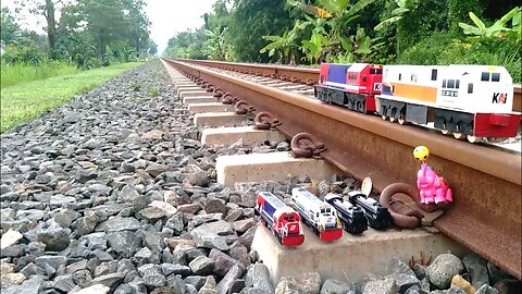 Assemble a Toy Train! 2 Railking Express trains hit the Transportation Agency's train until it fell