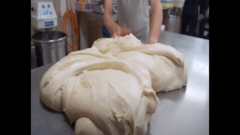 Popular！The amazing speed of crispy donuts making 令人驚嘆的速度！脆皮甜甜圈製作