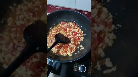 西红柿炒蛋 scrambled eggs with tomatoes