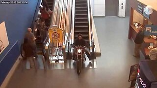 (2015) Canadian Police chase Motorcycle🏍️ through Guildford Mall in Surrey BC & he gets away!