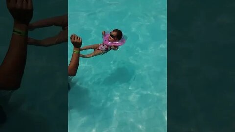 Bebê na piscina nadando sozinha - Baby in pool swimming alone neck of buoy - #shorts #linda #bebe