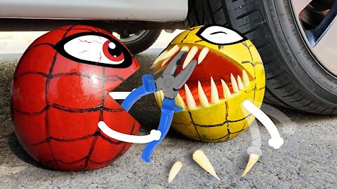 Aplastando Cosas Crujientes y Suaves | Experiment Car vs Spider Pacman | Doodles en Español