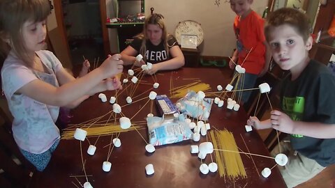 Krazy Kidz do Marshmellow tower challenge