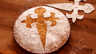 Tarta de Santiago: Traditional Spanish almond cake