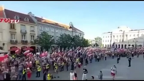 In Poland took to the streets of Warsaw against the influx of Ukrainian refugees