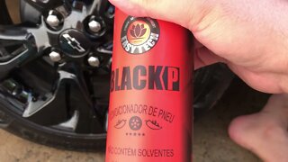 Black P produto para pneu de carro - Mostrando aplicação e resultado.