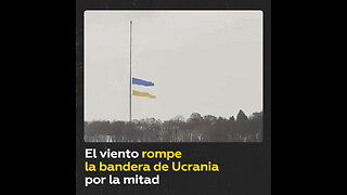 La bandera más grande de Ucrania se rompe