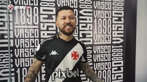 Rossi comentando sobre o kit do Vasco que comprou antes de ser convocado