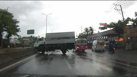 Un chauffeur maîtrise avec talent son camion