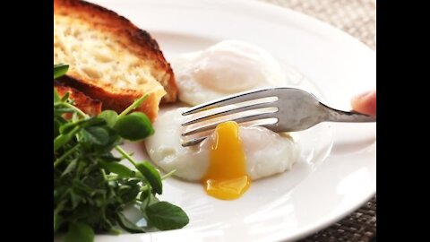 How to perfectly poach eggs
