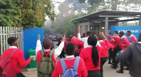 South Africa - Cape Town - Bloekombos closing near schools day 2 Protest (Video) (xGK)