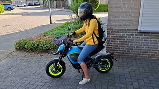 out for a ride on electric mopeds. Tromox Mino electrische brommers. Street legal minibikes pitbikes