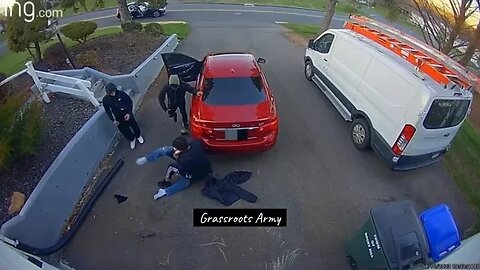 SHOCKING Man Fights Off 4 Suspects In Attempted Carjacking In Harrowing Video