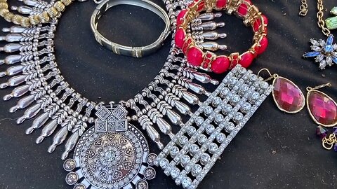 Vintage Jewelry Hunt & Unexpected Finds at a Flea Market Antique Extravaganza!