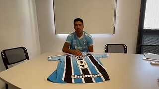 Luis Suárez enviando un mensaje a lá hinchada de Grêmio