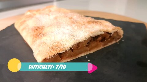 A puff pastry pocket filled with apples and cinnamon, what more do you want !!!
