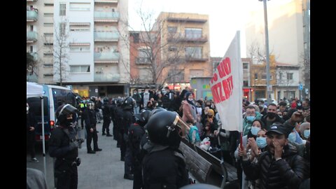 VOX y sus diputados pasean por Mataró tras derrotar a grupos separatistas e inmigrantes magrebíes