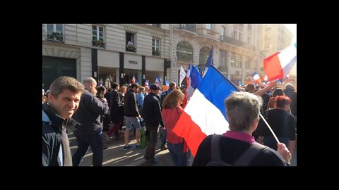 Manifestation contre le pass Vaccinal place du Place du Palais Royal à Paris le 26/03/2022 - Vidéo 8