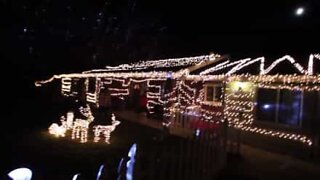 Et par dekorerer foreldrenes hus med julelys som en stor overraskelse