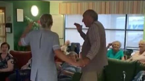 Une aide soignante et un pensionnaire entame une danse
