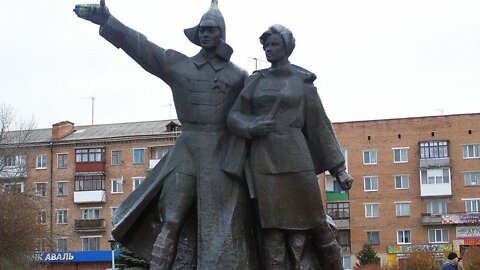 В Коростене Украина красиво упал памятник комсомольцам!!!