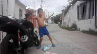 Ce petit garçon danse au rythme d'une alarme de moto