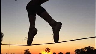 Esportista usa sapatilhas de bailarina para praticar slackline