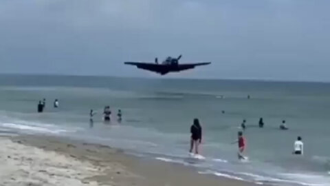 Plane was forced to land in the water a few meters from the beach