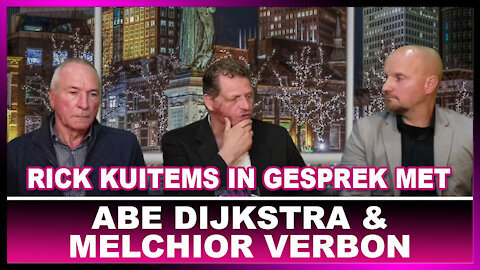 Rick Kuitems in gesprek met Abe Dijkstra (oud Marechaussee) en Melchior Verbon