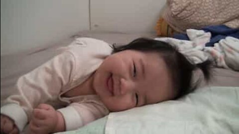 Bebé sonolenta acorda sempre a sorrir