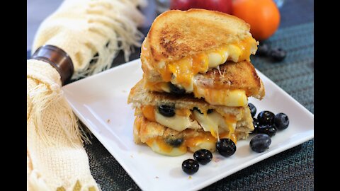 How to make a brie & blueberry grilled cheese sandwich