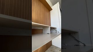 Com um visual charmoso e espaço para organização, o painel Curitiba com nicho é um modelo ideal.