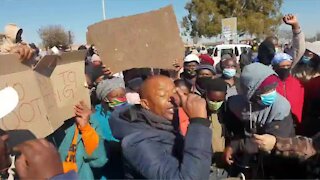 Pimville residents stand up to looters