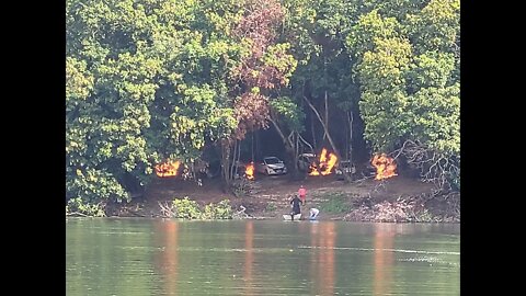 Ativistas ateiam fogo em veículos de padre e de freiras #shorts