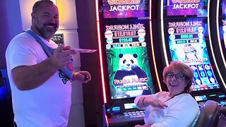 I Gave This Lucky Lady $200 To Play Max Bet on Dragon Link!