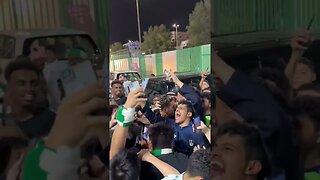 Torcida do Al-Ahli festejando ao ver Roberto Firmino