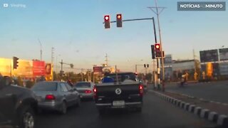 Caminhão capota e destrói semáforo