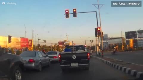 Caminhão capota e destrói semáforo