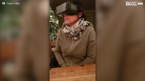 Skremt mor prøver virtuell virkelighet-headset for første gang