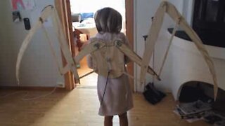 Far bygger vinger til datteren sitt kostyme