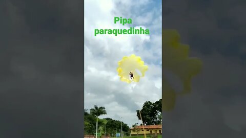 Pipa paraquedinha com bonequinho.