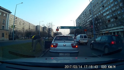 Good Samaritan picks up trash during traffic jam
