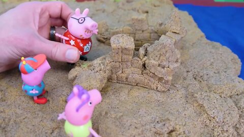 168 10Peppa Pig at the Beach finds Dinosaur Fossils Toy Learning Video for Kids!