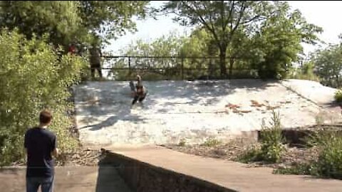 Ce skateur fait une chute spectaculaire