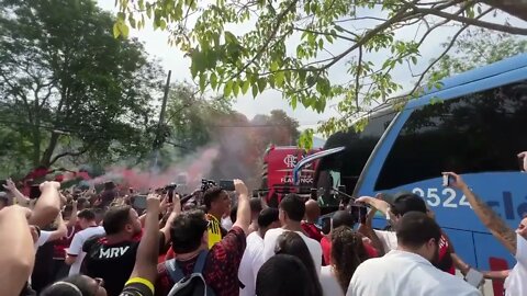 Ônibus do Flamengo deixando o Ninho do Urubu com festa da torcida pra final da Copa do Brasil