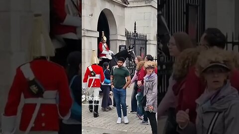 phone distraction #horseguardsparade #thekingsguard